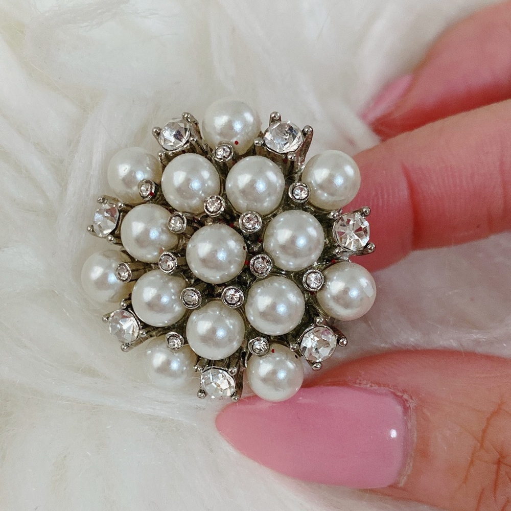 Gorgeous white pear ring